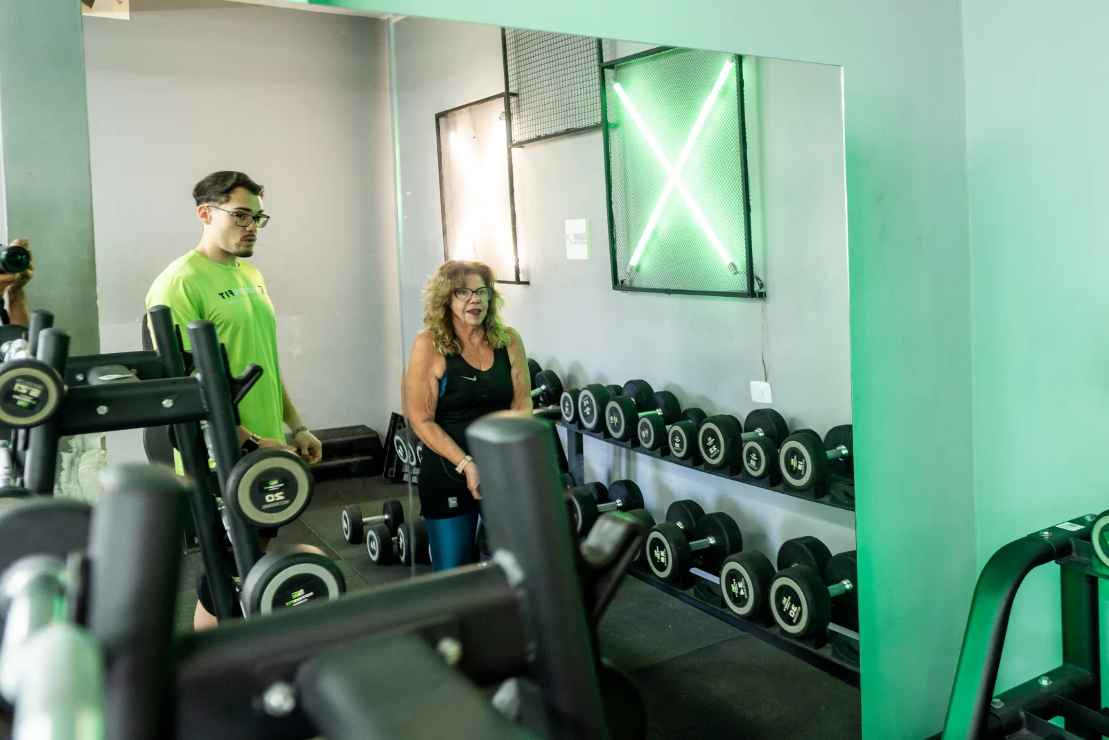 Alunos treinando na área de musculação da Motion Fit